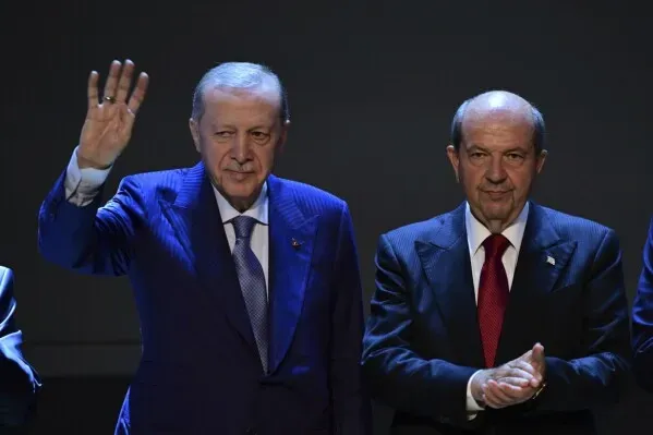 أردوغان مع إرسين تتار خلال احتفالات الذكرى 51 للغزو التركي لقبرص، حيث أكد دعمه لاتفاق الدولتين المنفصلتين.