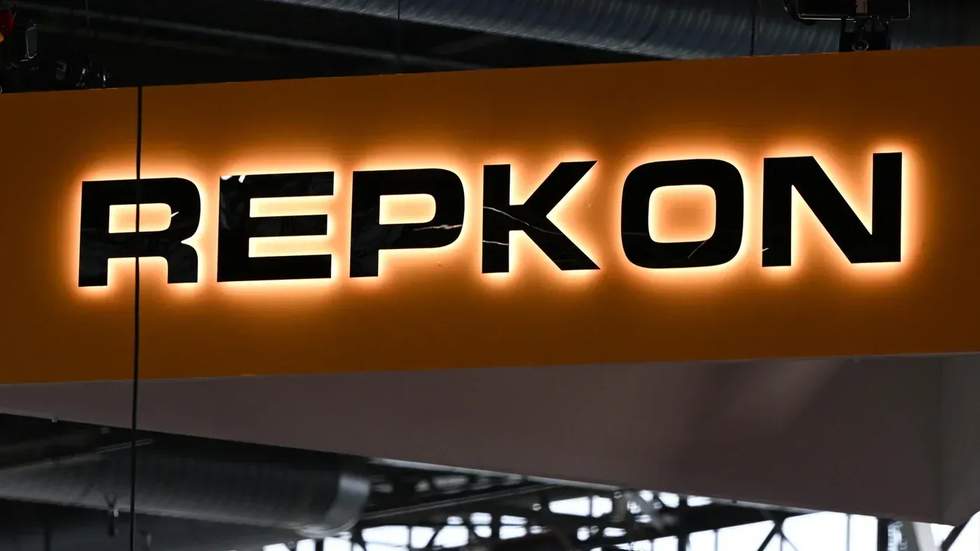 شعار شركة ريبكون مضاء، يظهر في بيئة صناعية، مما يعكس دخولها السوق الأمريكية في صناعة الدفاع.