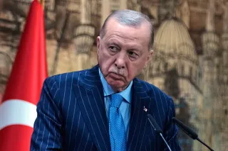 رئيس تركيا رجب طيب أردوغان خلال مؤتمر صحفي يعكس التوترات حول حرية التعبير والقضايا القانونية في البلاد.
