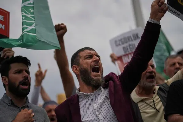 احتجاج في إسطنبول، حيث يرفع المتظاهرون لافتات ويهتفون ضد الكاريكاتير المثير للجدل الذي يُزعم أنه يمثل النبي محمد.