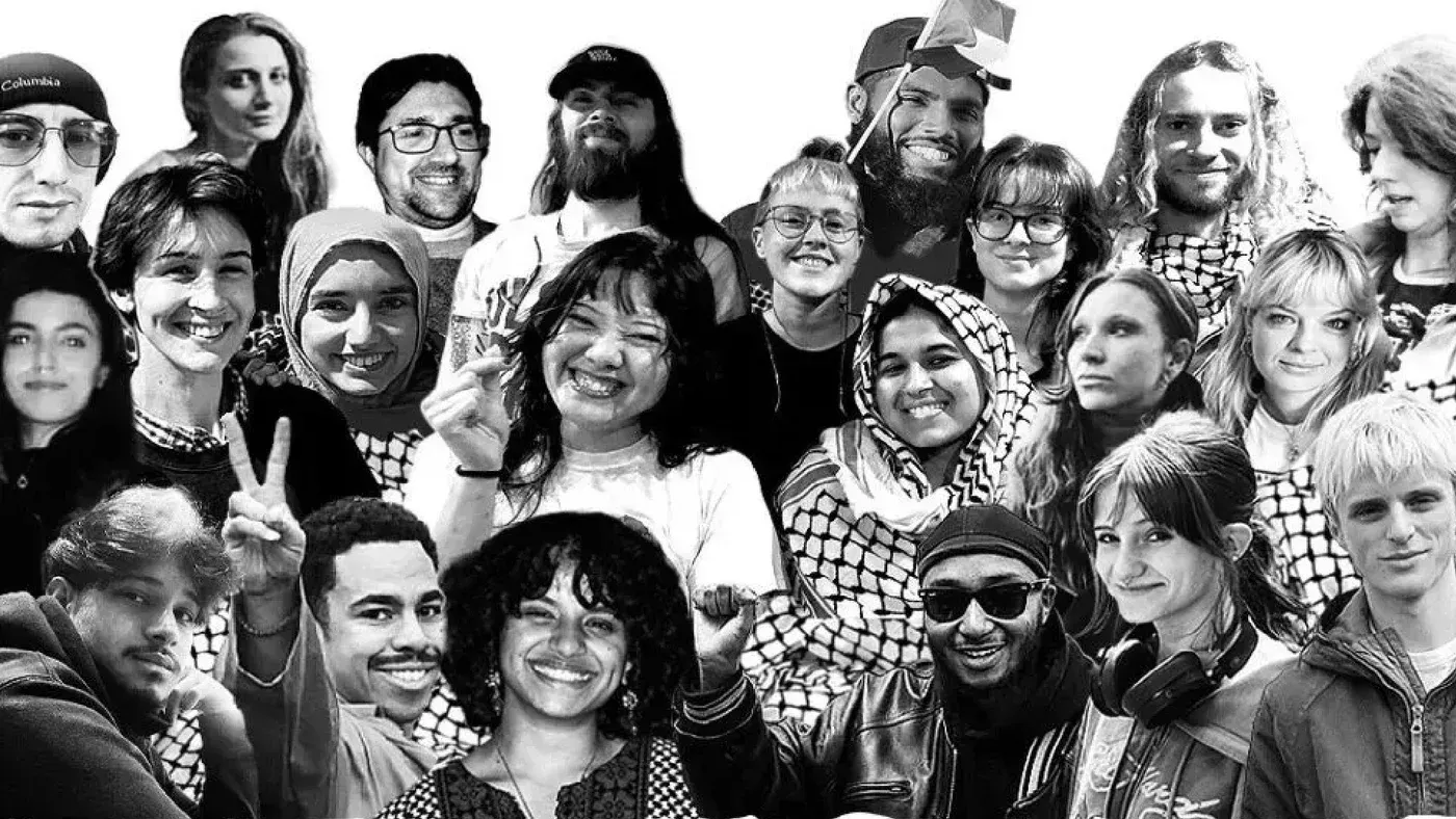 مجموعة من الأفراد يرتدون ملابس تحمل رموزًا فلسطينية، يعبرون عن التضامن مع المعتقلين في قضية اقتحام مصنع أسلحة إسرائيلي.