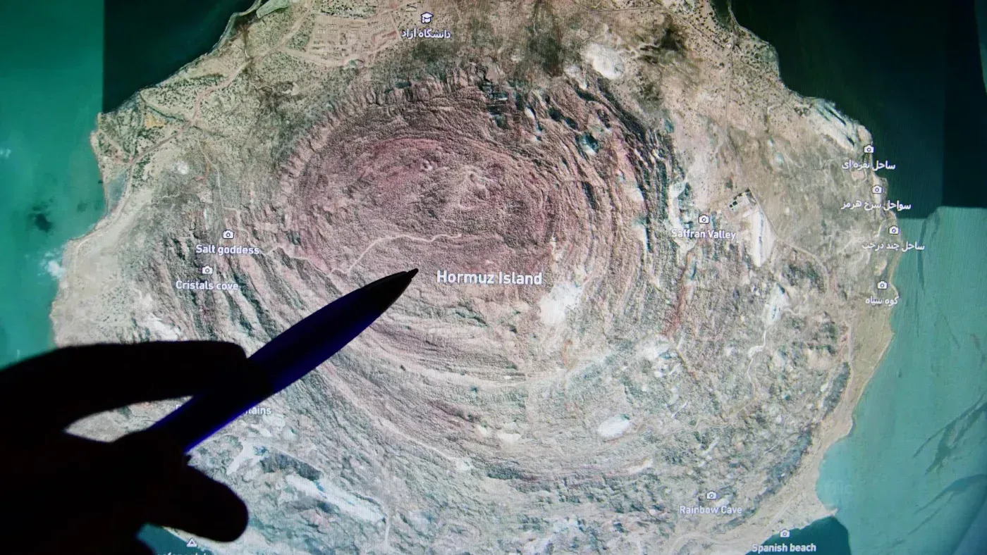 خريطة توضح جزيرة هرمز في الخليج، مع تفاصيل تضاريسها ومواقعها، مما يعكس الأهمية الاستراتيجية للمنطقة في سياق التوترات العسكرية.