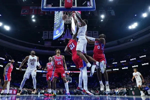 إيفان موبلي يسجل رمية دانك خلال مباراة كليفلاند كافالييرز ضد فيلادلفيا 76ers، حيث حقق كافالييرز فوزًا مثيرًا بنتيجة 117-115.