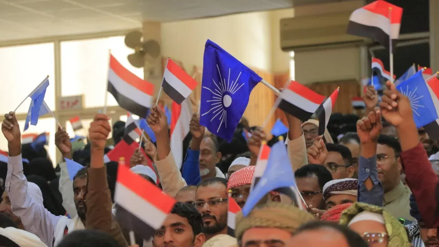تجمع حشود من الناس في فعالية سياسية في اليمن، حاملين أعلام حزب الإصلاح وأعلام أخرى، تعبيراً عن دعمهم السياسي.