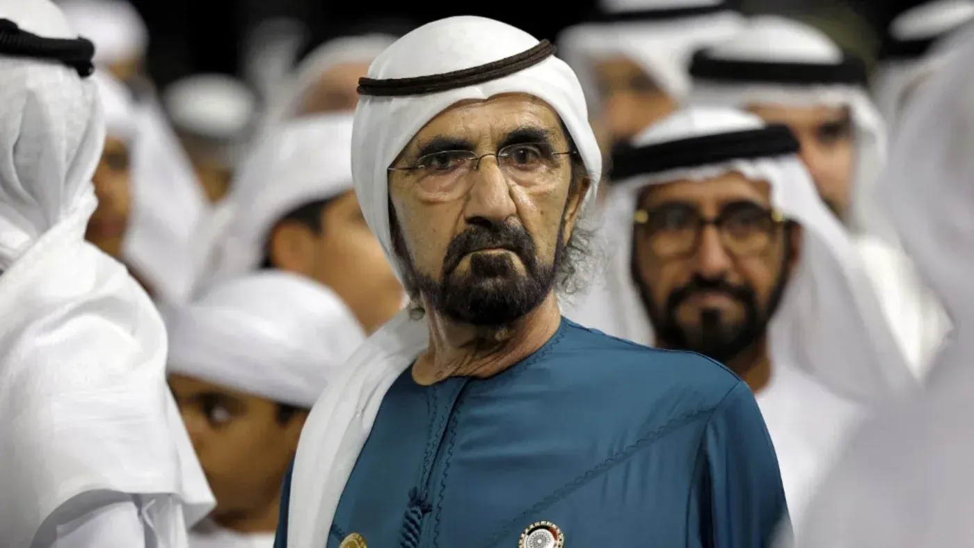 تجمع حشود من المواطنين في الإمارات، مع تركيز على رجل يرتدي الزي التقليدي، في سياق الأحداث الأمنية الأخيرة.