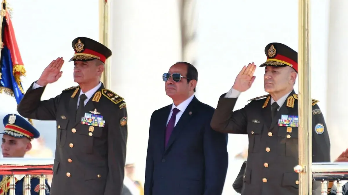 الرئيس المصري عبد الفتاح السيسي أثناء حفل رسمي، محاطًا بكبار القادة العسكريين، في سياق التوترات الإقليمية حول غزة.