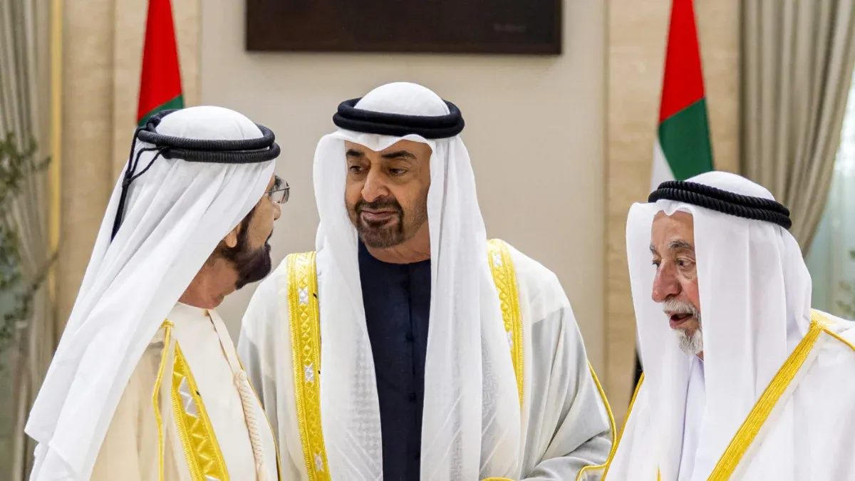اجتماع بين مسؤولين إماراتيين، يتوسطهم الشيخ محمد بن زايد، في سياق تطورات العلاقات مع إيران، مع العلميات الإماراتية خلفهم.