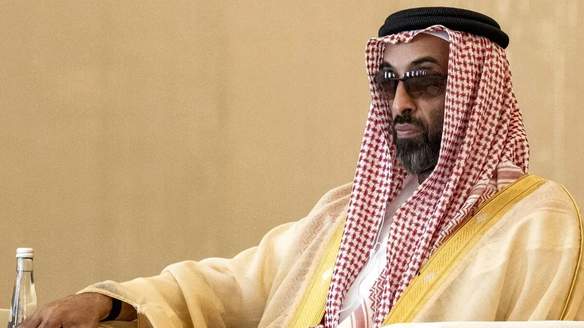 الشيخ طحنون بن زايد، مستشار الأمن القومي الإماراتي، يرتدي نظارات شمسية ويشارك في اجتماع مهم بالبيت الأبيض، مع التركيز على الذكاء الاصطناعي.
