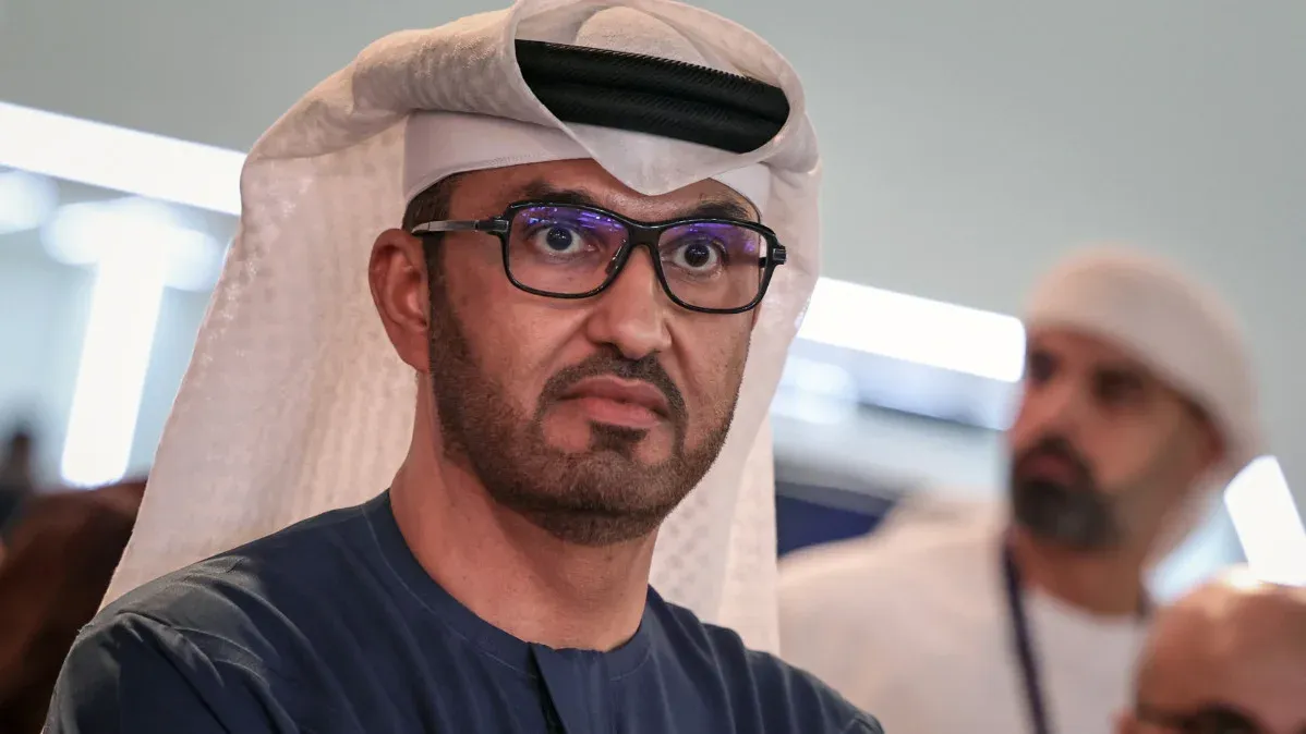 رجل إماراتي يرتدي الكندورة والغترة والنظارات، يعبر عن جدية في مؤتمر أو اجتماع مرتبط بقطاع النفط والغاز في أبوظبي.