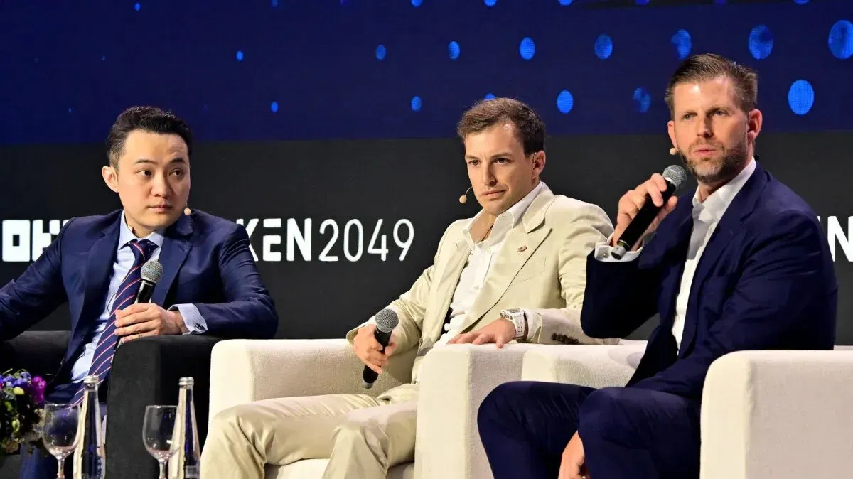 زاك ويتكوف وإريك ترامب يتحدثان في مؤتمر للعملات الرقمية في دبي، حيث تم الإعلان عن استثمار بقيمة 2 مليار دولار باستخدام عملة USD1 المستقرة.