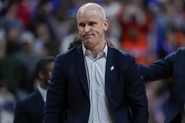 مدرب فريق يوكون دان هيرلي يبدو محبطًا بعد خسارة فريقه في بطولة NCAA، معبرًا عن أسفه لتعليقاته حول التحكيم عقب المباراة.