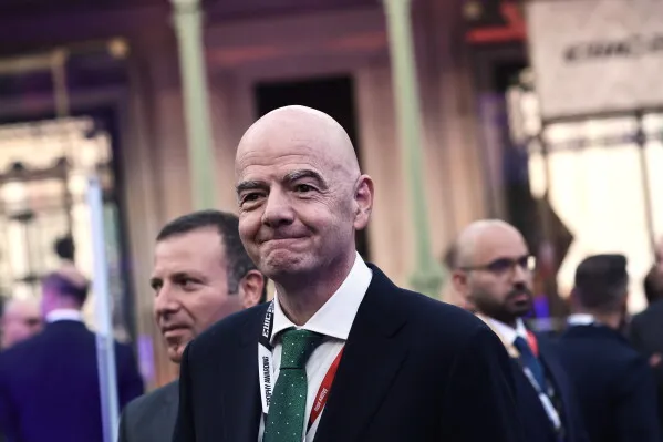 ألكسندر سيفيرين رئيس الاتحاد الأوروبي لكرة القدم في مؤتمر صحفي وسط حضور رسمي، مع تصاعد الضغوط على جياني إنفانتينو رئيس الفيفا.