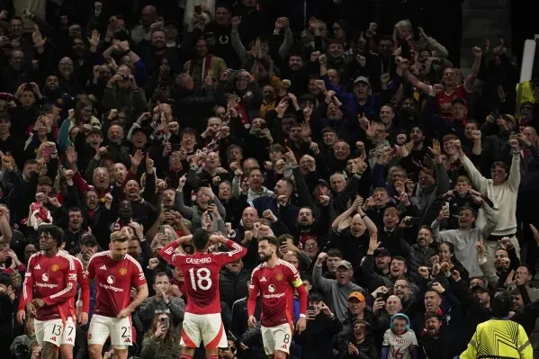 جماهير مانشستر يونايتد في ملعبهم، يحتفلون بعد هدف، مع أجواء حماسية قبل نهائي الدوري الأوروبي في بلباو.