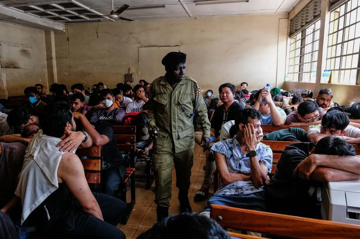 احتجاز مجموعة من الأجانب في أوغندا، بينهم رجال ونساء، خلال عملية أمنية تستهدف الهجرة غير النظامية والاتجار بالبشر.