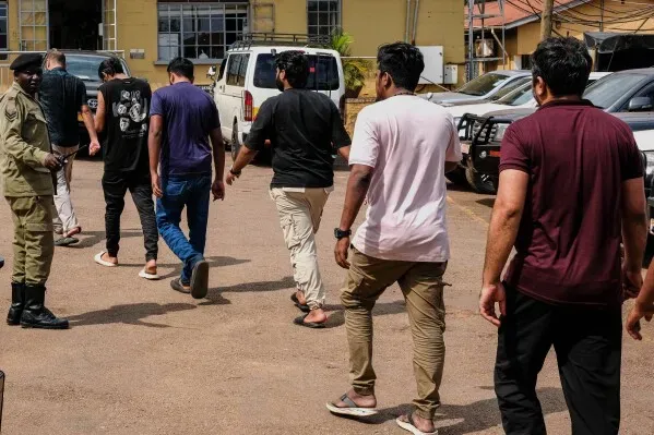 احتجاز مجموعة من الأجانب في كمبالا خلال حملة أمنية ضد الهجرة غير النظامية، تضم أشخاصًا من عدة جنسيات.