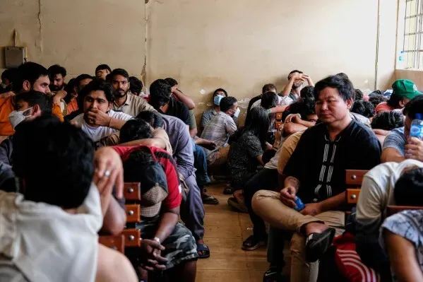 احتجاز مجموعة من الأجانب في أوغندا، بينهم نساء، خلال حملة أمنية تستهدف الهجرة غير النظامية والاتجار بالبشر.