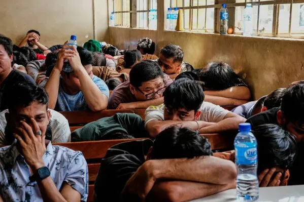 احتجاز مجموعة من الأجانب في كمبالا، يظهرون في حالة من الإحباط، ضمن حملة أمنية ضد الهجرة غير النظامية.