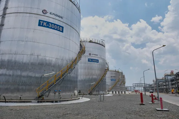 خزانات نفطية ضخمة في موقع مشروع Kingfisher بأوغندا، حيث تُنتج شركة CNOOC مزيج النفط الخام "Pearl Sweet" منخفض الكبريت.