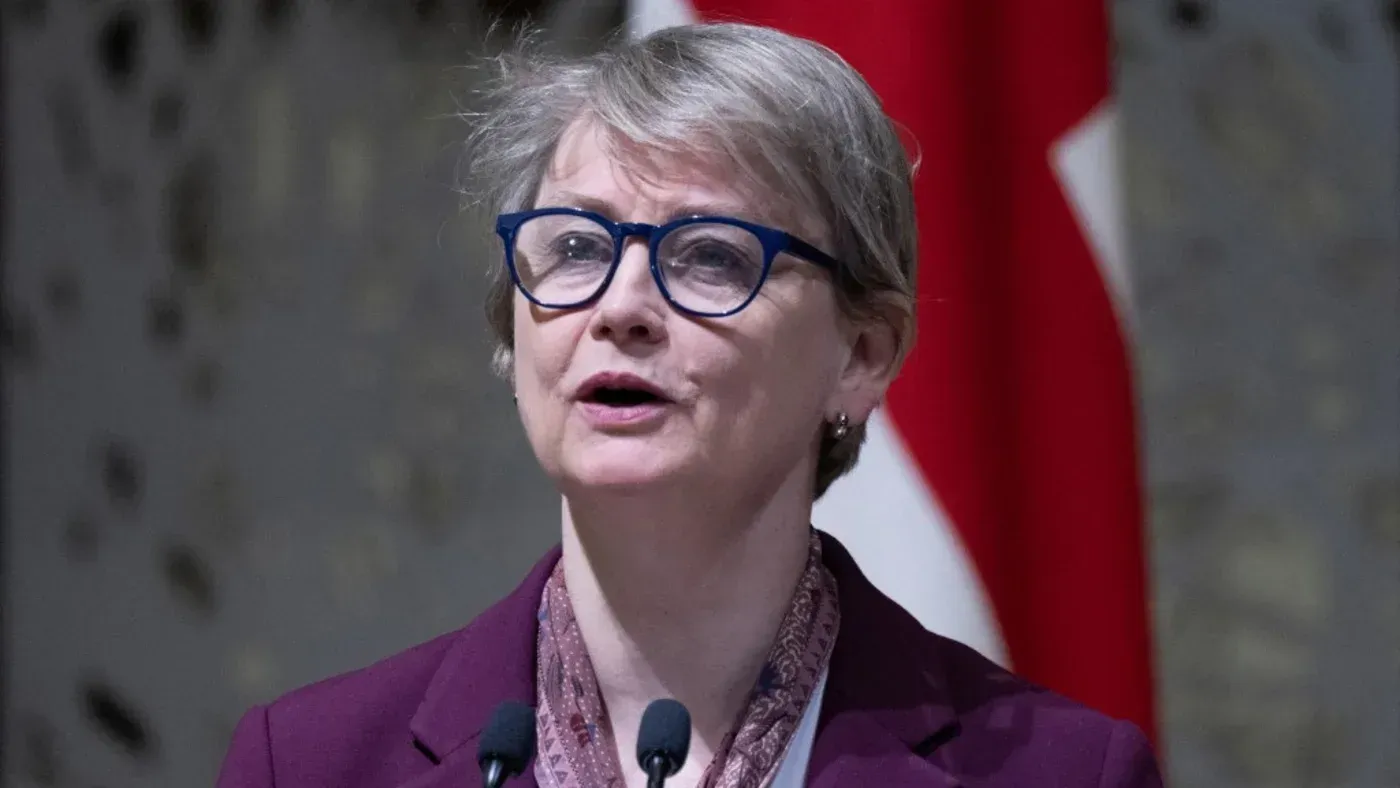 وزيرة الخارجية البريطانية Yvette Cooper تتحدث في مؤتمر، مع التركيز على قضايا القانون الدولي وحقوق الإنسان في سياق الصراع في غزة.