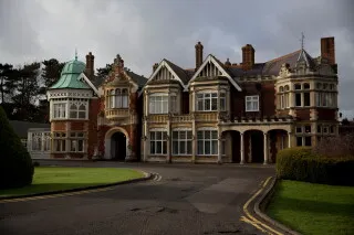 مبنى تاريخي في Bletchley Park، حيث تم كسر الشفرات خلال الحرب العالمية الثانية، ويعكس أهمية الاستخبارات البريطانية اليوم.