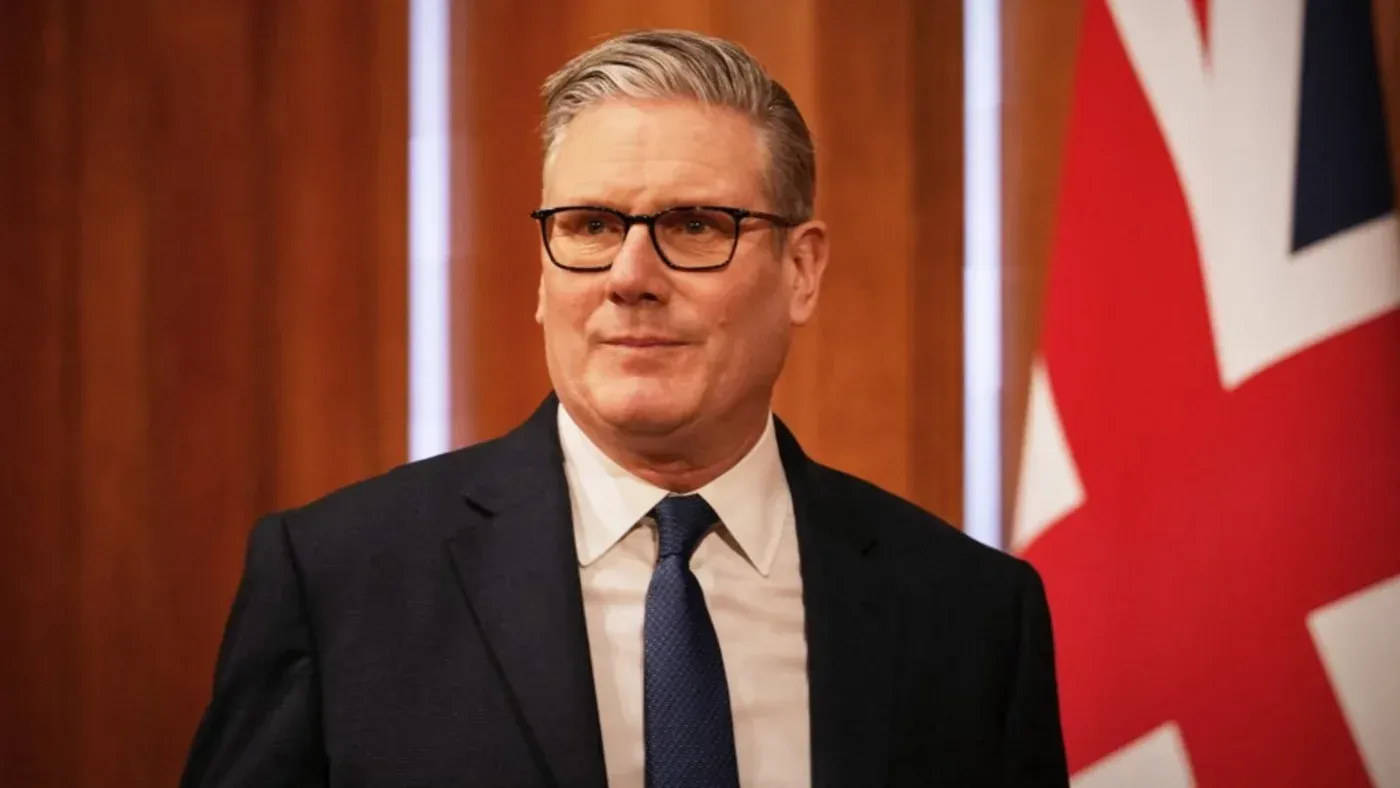 رئيس الوزراء البريطاني كير ستارمر يتحدث في مؤتمر صحفي، مع العلم البريطاني خلفه، حول نشر نظام الدفاع الجوي في الكويت.