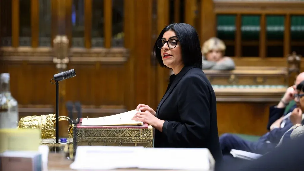 شخصية نسائية تتحدث في البرلمان البريطاني، تعبر عن قلق النواب بشأن عرقلة إجلاء النساء والأطفال من غزة وإجراءات لمّ الشمل.