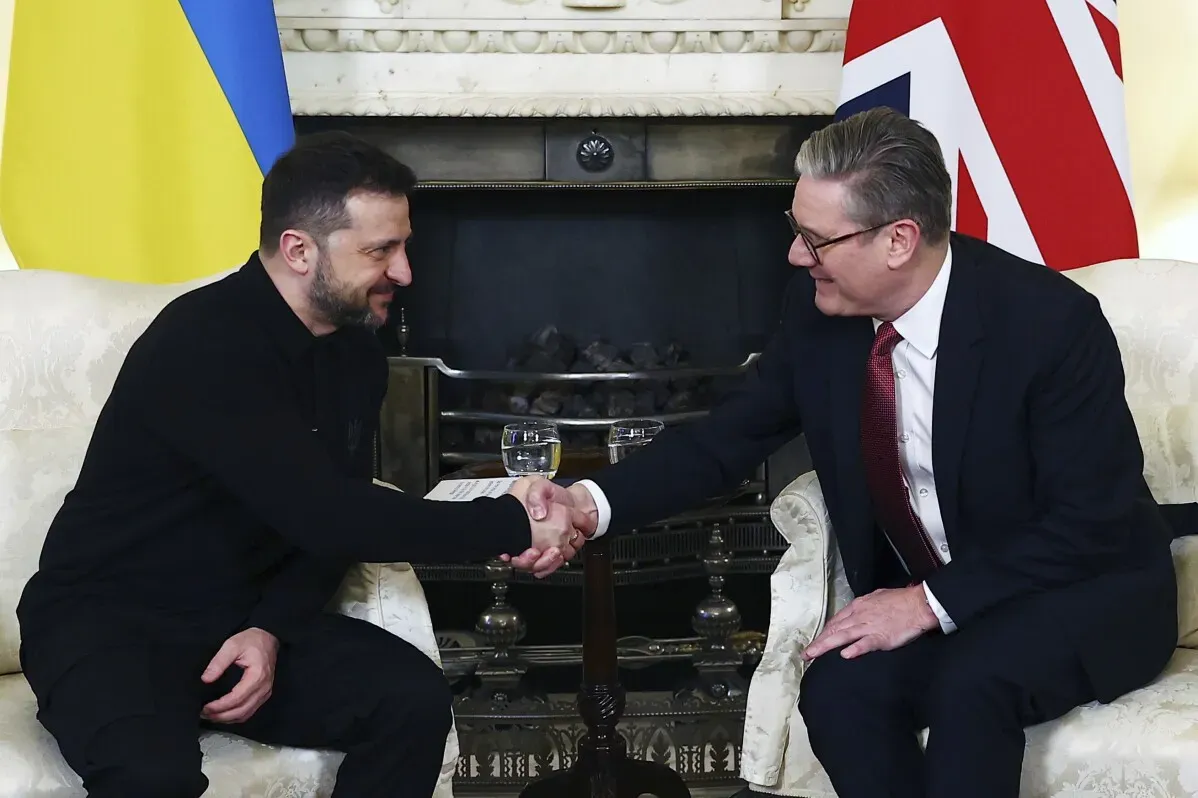 handshake بين الرئيس الأوكراني زيلينسكي ورئيس الوزراء البريطاني ستارمر في اجتماع لمناقشة دعم أوكرانيا ووقف إطلاق النار.