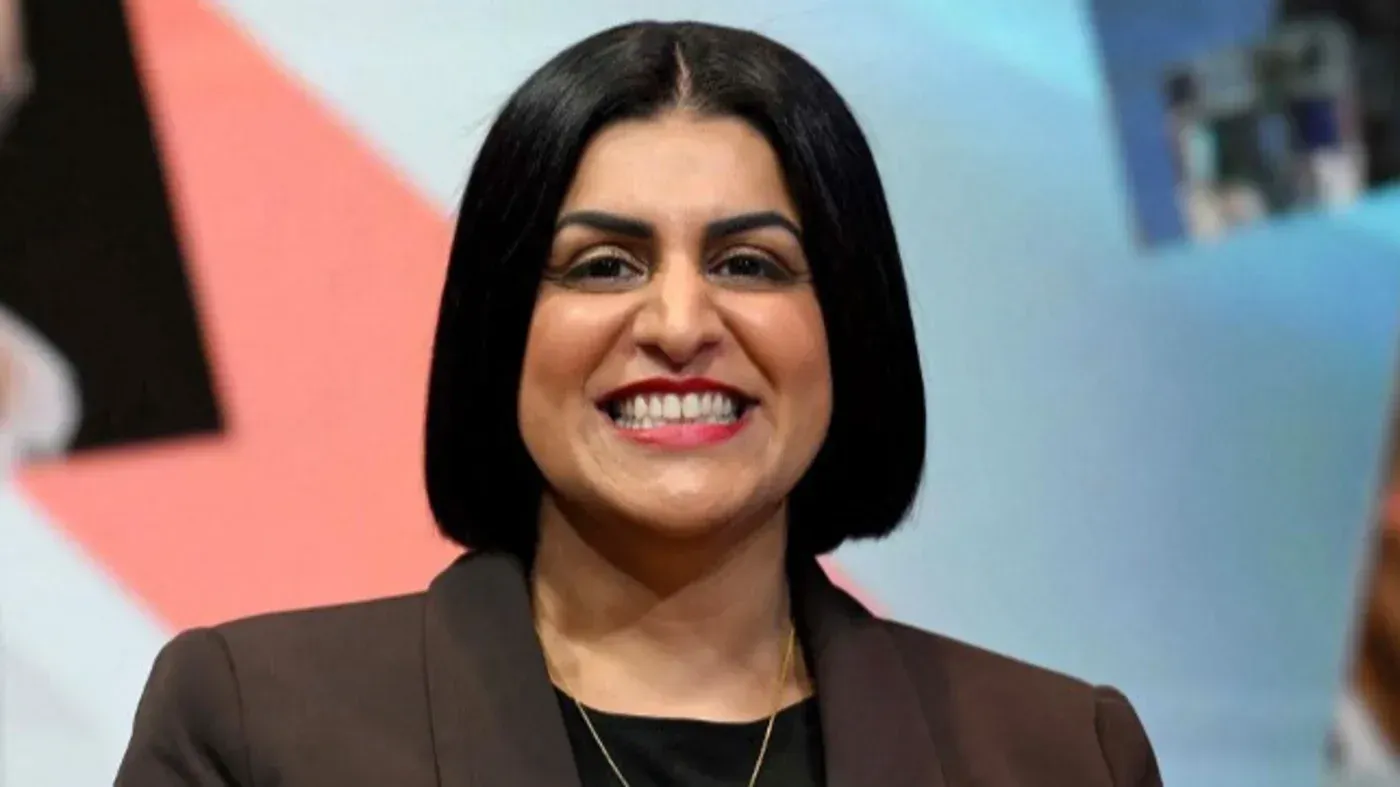 وزيرة الداخلية البريطانية شبانة محمود تبتسم خلال مؤتمر، حيث تعهدت بالدفاع عن قرار سحب الجنسية من شميمة بيغوم بسبب انضمامها لداعش.