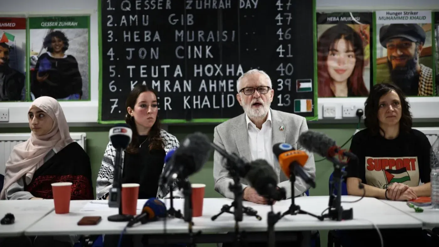 اجتماع للناشطين لدعم هبة المريسي، المضربة عن الطعام، مع صور للناشطين على الجدار، يتحدث فيه أحدهم عن ظروفهم الصحية.