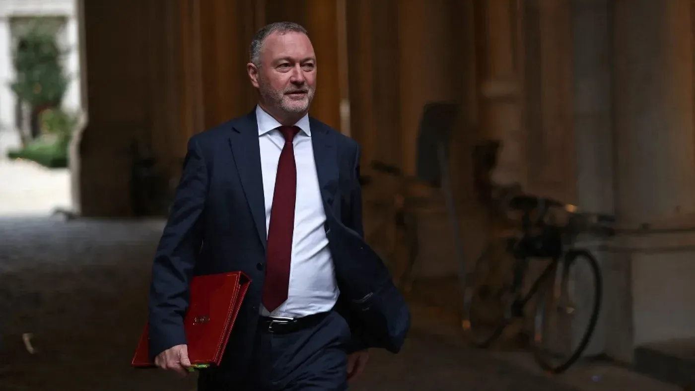 وزير المجتمعات المحلية البريطاني ستيف ريد يسير في ممر، محذرًا المجالس من مقاضاتها بسبب مقاطعة الشركات الإسرائيلية.