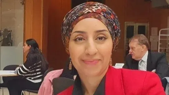 صورة لنائبة بريطانية ترتدي حجابًا، تعبر عن الدهشة من احتجازها في إسرائيل، ضمن وفد برلماني لزيارة الضفة الغربية.