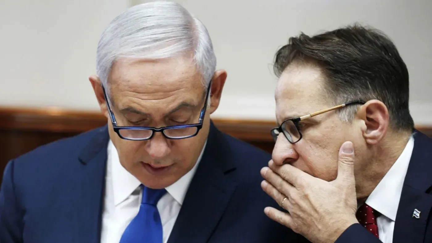 اجتماع بين رئيس الوزراء الإسرائيلي بنيامين نتنياهو ومساعده تساحي برافرمان، حيث يتبادلان الحديث في أجواء رسمية.