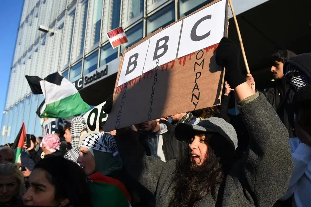 احتجاج أمام هيئة الإذاعة البريطانية، حيث يحمل المتظاهرون لافتة مكتوب عليها "BBC" مع دماء، تعبيرًا عن الغضب تجاه تغطية الحرب على غزة.