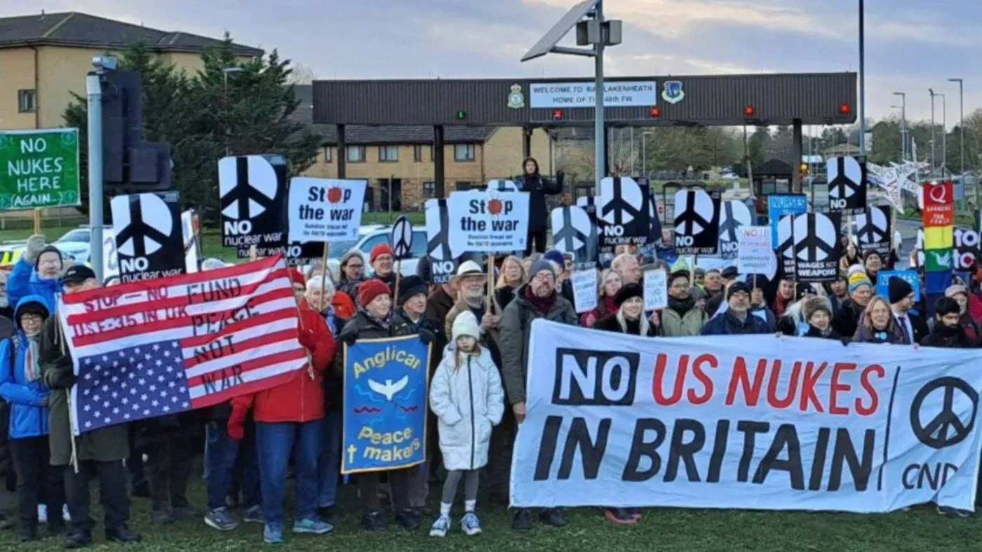 مظاهرة أمام قاعدة سلاح الجو الملكي البريطاني في لاكينهيث، حيث يحمل المتظاهرون لافتات تطالب بوقف الحرب ورفض الأسلحة النووية.