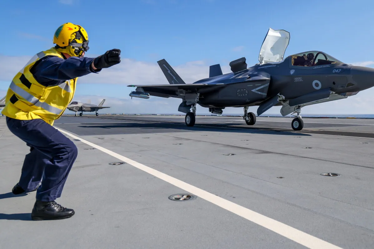 طيار يقود مقاتلة F-35 على متن حاملة الطائرات HMS Prince of Wales خلال اعتراض طائرة روسية في بحر النرويج.