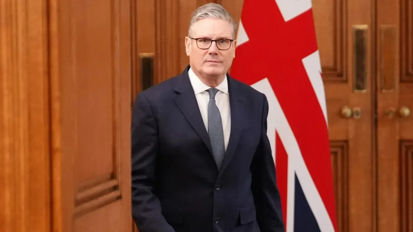 كير ستارمر، زعيم حزب العمال البريطاني، يظهر في مؤتمر صحفي، مع العلم البريطاني خلفه، وسط توترات حول الهجمات الإيرانية.