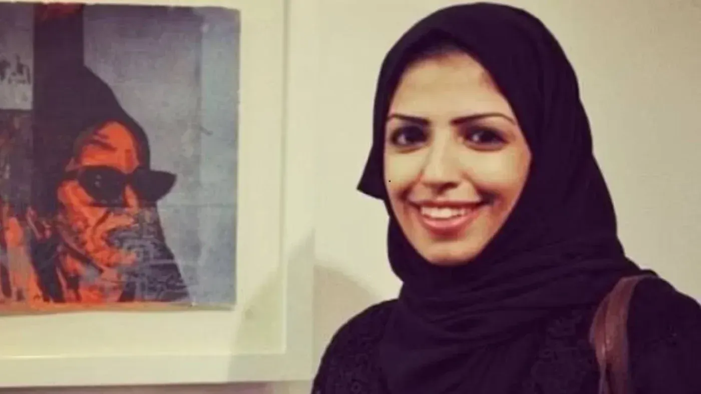 سلمى الشهاب، ناشطة سعودية، تبتسم أمام لوحة فنية، بعد الإفراج عنها من السجن بسبب تغريداتها على تويتر، إثر حكم قاسٍ.