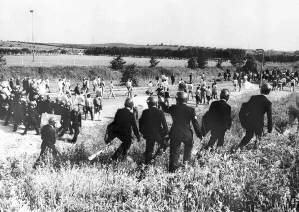 مواجهة عنيفة بين الشرطة وعمال المناجم خلال إضراب أورغريف عام 1984، حيث يظهر رجال الشرطة يرتدون ملابس مكافحة الشغب.
