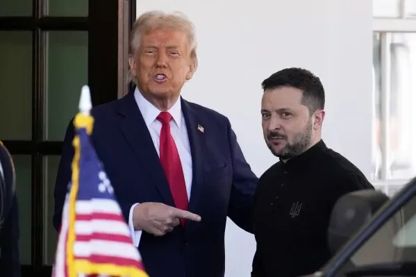 توقيع اتفاق بين ترامب وزيلينسكي في البيت الأبيض، يعكس التعاون الأمريكي الأوكراني في مجال المعادن والموارد الطبيعية.