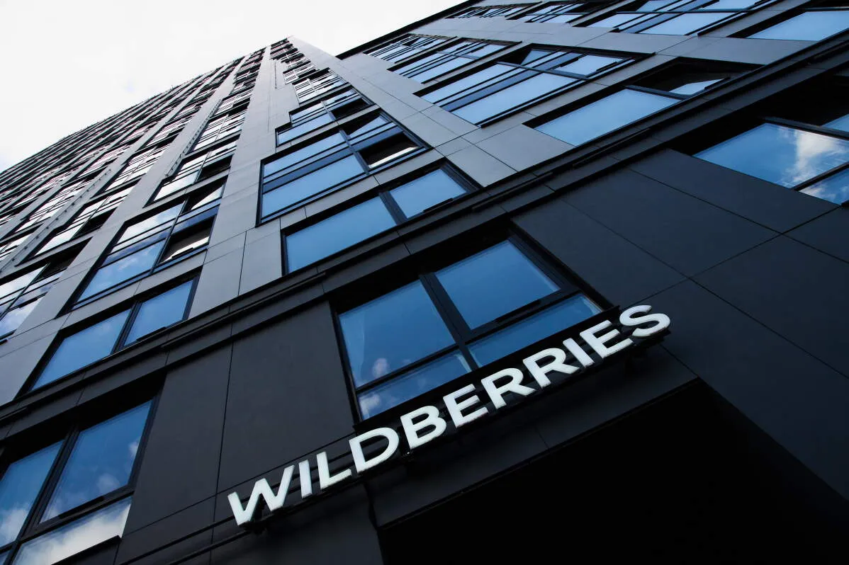 مقر شركة Wildberries الروسية للتجارة الإلكترونية، مع لافتة تحمل اسم الشركة على مبنى حديث متعدد الطوابق في موسكو.