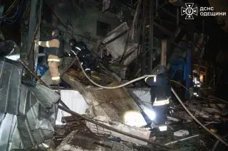 رجال الإطفاء يعملون على إخماد حريق في موقع دمرته الهجمات الروسية، وسط دمار واسع في البنية التحتية الأوكرانية.