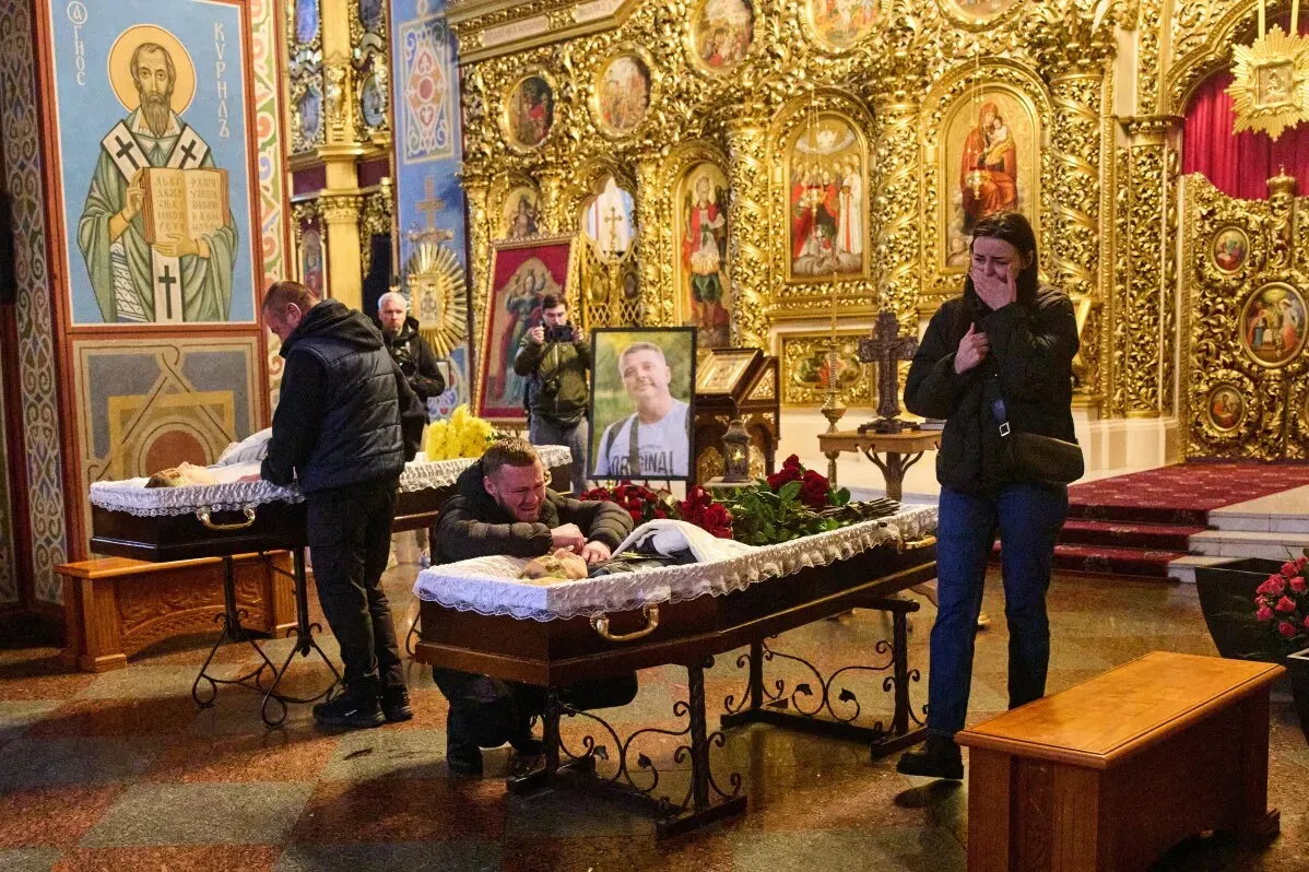 تجمع المعزون في كنيسة في كييف لتكريم الصحفيين الأوكرانيين أولينا هوبانوفا ويفهن كارمازين، اللذين قُتلا في هجوم بطائرة مسيرة.