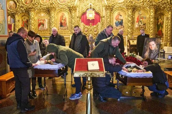 تجمع المئات في كنيسة في كييف لتكريم الصحفيين أولينا هوبانوفا ويفهن كارمازين الذين قُتلا في هجوم بطائرة مسيرة روسية.