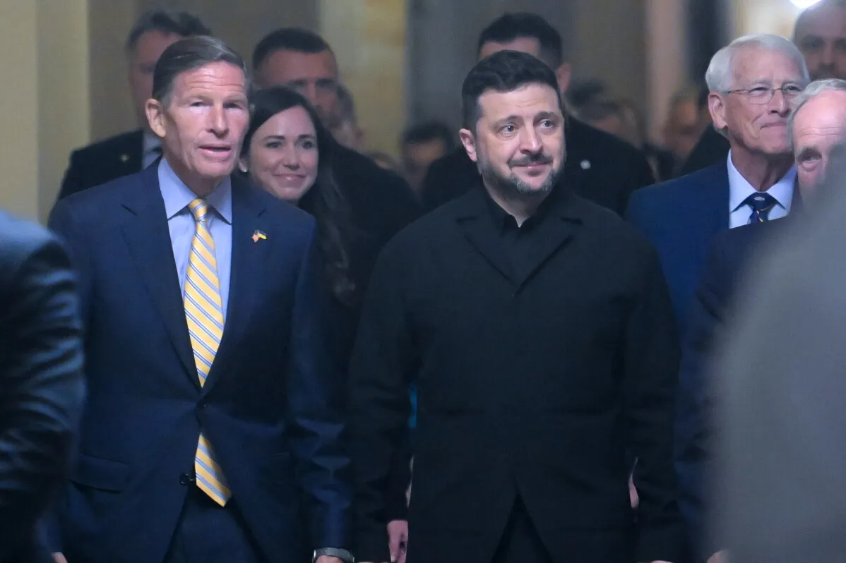 الرئيس الأوكراني فولوديمير زيلينسكي برفقة مسؤولين أمريكيين خلال زيارته لواشنطن لتعزيز الدعم العسكري والاقتصادي في مواجهة روسيا.