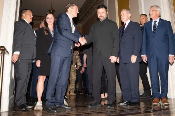 الرئيس الأوكراني فولوديمير زيلينسكي يلتقي مسؤولين أمريكيين في واشنطن لتعزيز الدعم العسكري والدبلوماسي ضد روسيا.