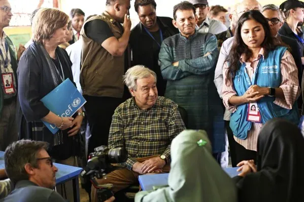 غوتيريش يجتمع مع لاجئي الروهينغا في كوكس بازار، بنغلاديش، خلال زيارة لتقييم الوضع الإنساني وسبل دعم المساعدات.