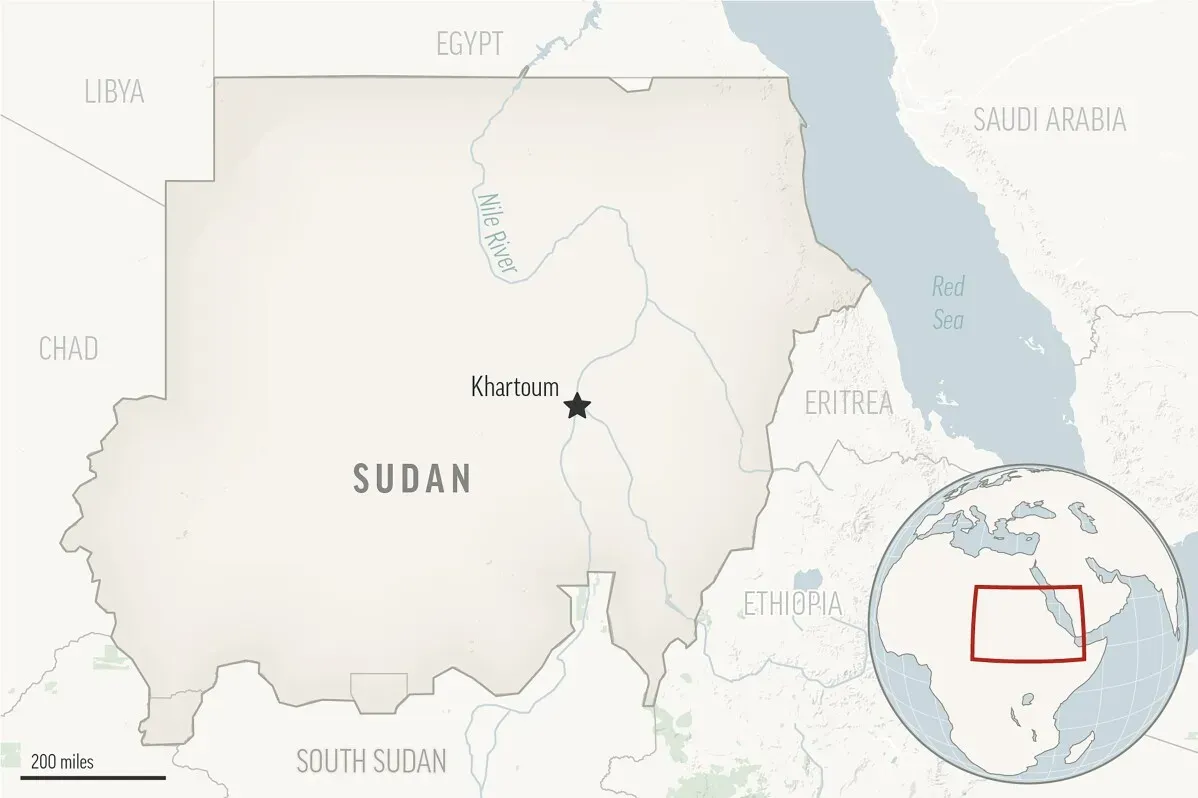خريطة توضح موقع السودان وعاصمته الخرطوم، مع تحديد موقع مخيم زمزم للنازحين في دارفور. تعكس الوضع الإنساني المتدهور في المنطقة.