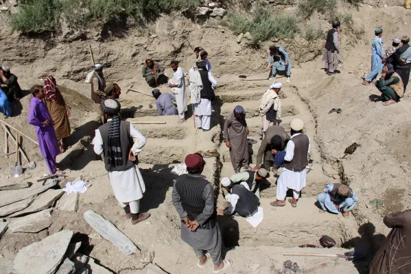 مجموعة من الأشخاص يعملون في موقع بناء في أفغانستان، حيث يُظهرون نشاطاً في الحفر والتشييد، مما يعكس جهود إعادة الإعمار في ظل الأوضاع المتوترة.