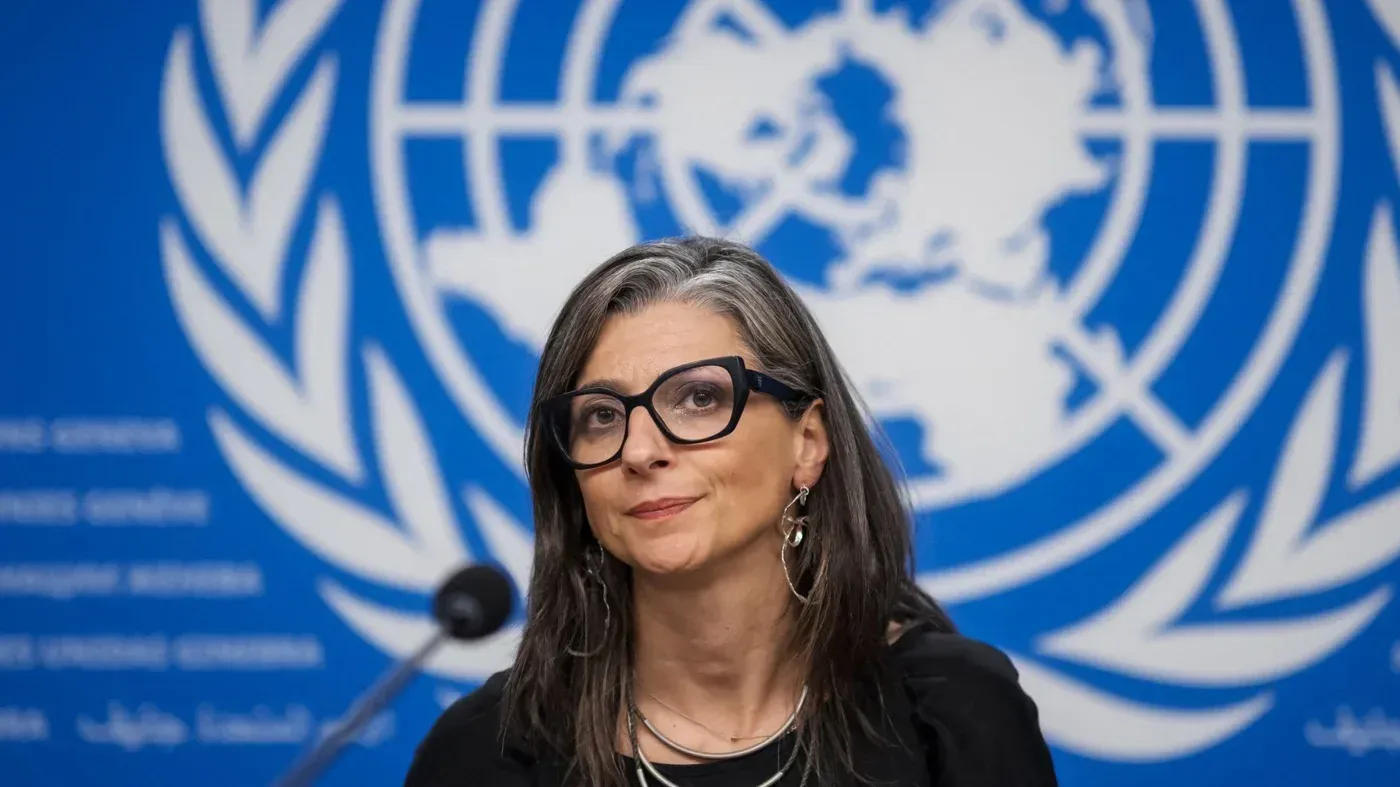 المقررة الخاصة للأمم المتحدة فرانشيسكا ألبانيز تتحدث في مؤتمر صحفي، مع خلفية شعار الأمم المتحدة، وسط انتقادات لدعوات استقالتها.