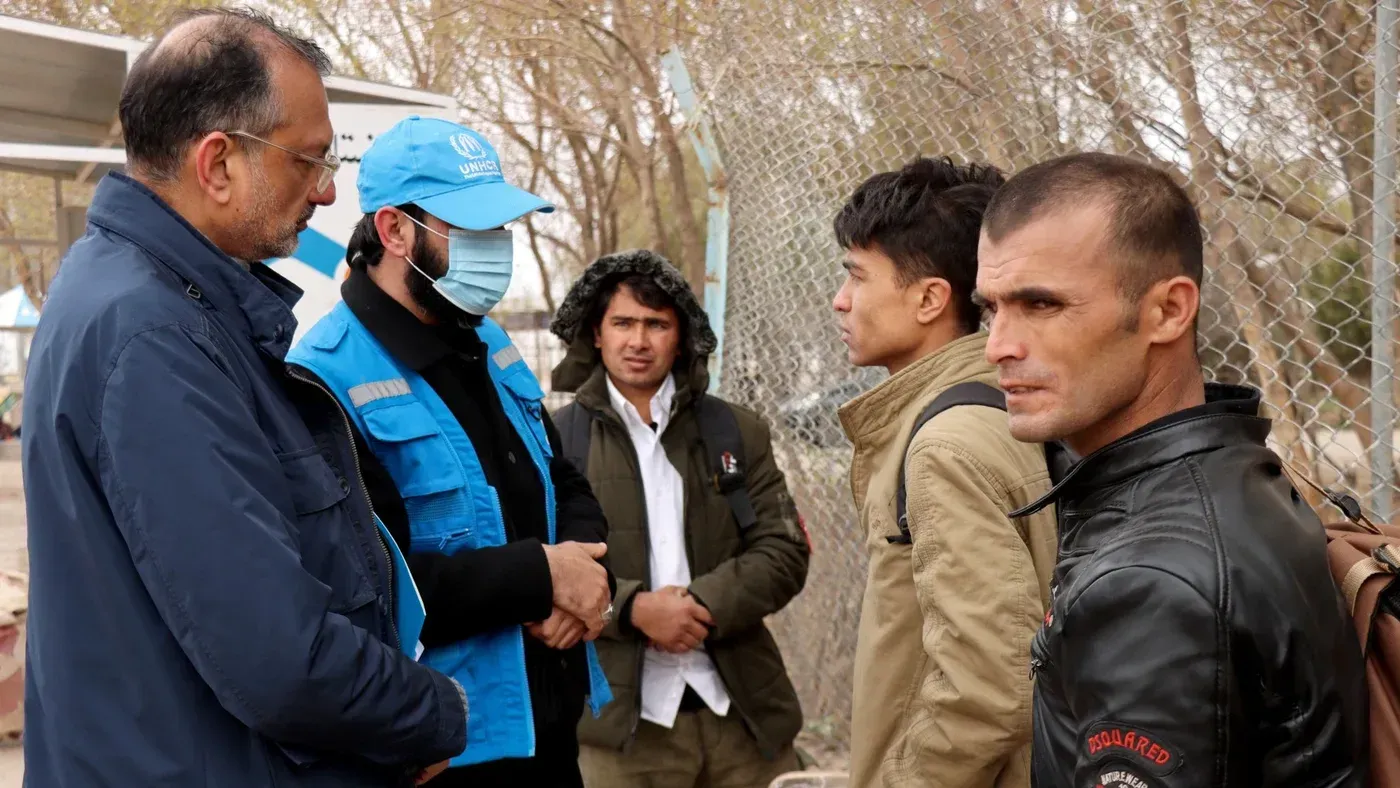 اجتماع لموظفي المفوضية السامية للأمم المتحدة لشؤون اللاجئين مع نازحين في إيران، وسط تزايد أعداد المتضررين من النزاع.